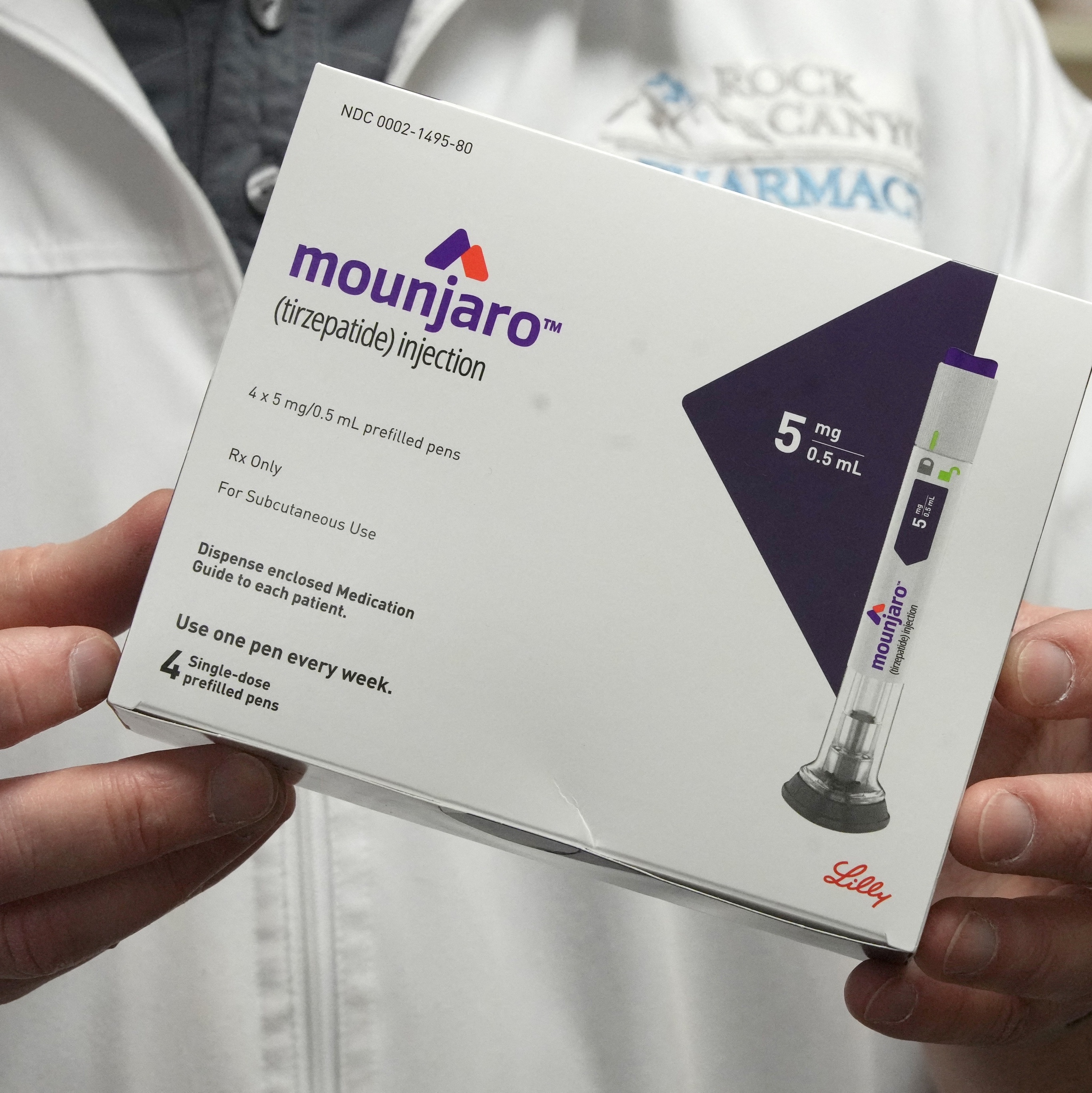 Caixa do medicamento Mounjaro (tirzepatida) sendo exibida